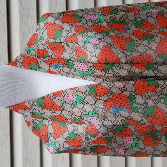 GUCCI LARGE LIGHTWEIGHT MONOGRAM GG STRAWBERRY SCARF SHAWL - Picture 1 of 10